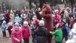 В Ялте для детей организовали масленицу с бесплатными блинами (видео)