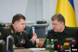 Петр Порошенко и министр обороны Украины Степан Полторак