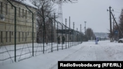 Поселок Меловое разделен наполовину украинско-российской границей по улице Дружбы народов