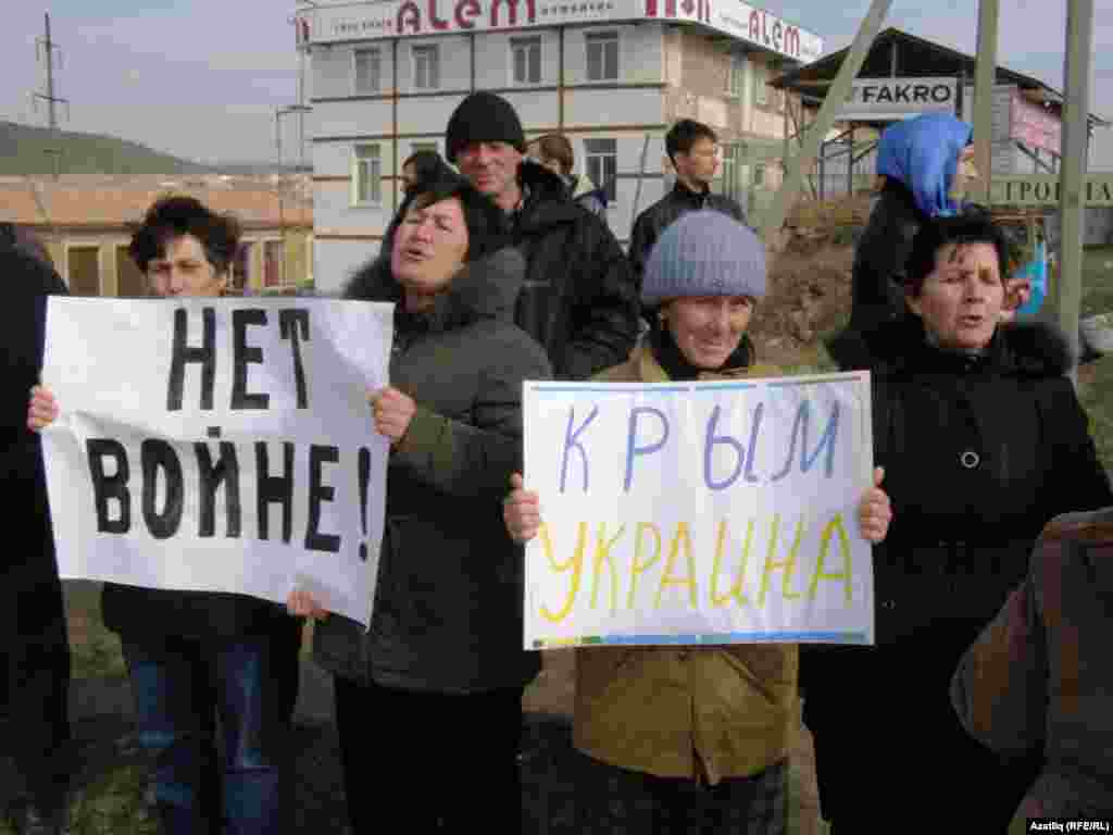 Крымские татары по дороге из Симферополя в Бахчисарай протестуют против референдума о присоединении Крыма к России