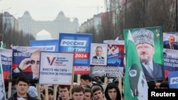 Чеченистон пойтахти Грознийдаги сайловолди намойиши. 