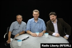 Михаил Соколов, Алексей Навальный и Данила Гальперович (слева направо) в студии Радио Свобода. 28 мая 2015 года