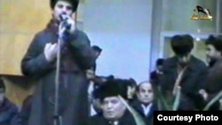 Namanganda hokimiyat binosini bosib olgan "Islom lashkarlari" rahbari Tohir Yo‘ldosh va uning yonida cho‘kkalab o‘tirgan prezident Islom Karimov. Dekabr, 1991. Video skrinshoti