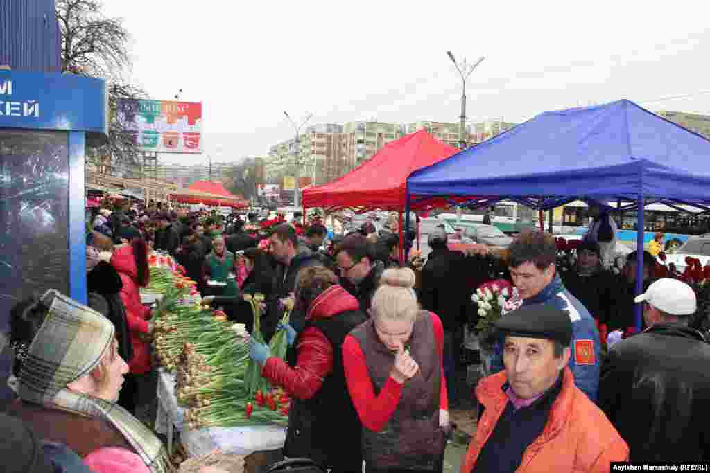 Төле би көшесіндегі гүл базарындағы сауда.