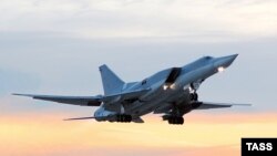 Бомбардировщик Ту-22 во время полета на авиабазе ВВС РФ «Энгельс-2» (иллюстративное фото).