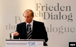 2007 - yilda Myunxen xavfsizlik konferensiyasida Rossiya prezidenti Vladimir Putin NATO va AQShni keskin tanqid qilgan edi.