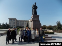 Активисты пришли к памятнику Шевченко в Севастополе, 9 марта 2016 года