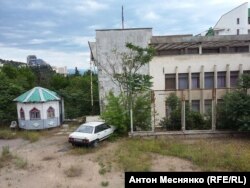 Центр Алушты, заброшенный пансионат. По словам местных, число туристов спустя 2 года после аннексии Крыма так и не достигло "дореферендумного" уровня