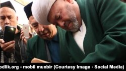 Muftiy 2016 - yil 18 - martda Jo‘rabek masjidining birinchi g‘ishtini qo‘ymoqda