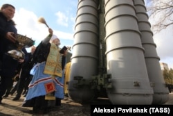 Митрополит Украинской православной церкви (Московского патриархата) Платон благословляет российскую зенитную ракетную систему большой и средней дальности С-400 «Триумф», развернутую в Феодосии, 14 января 2017 года