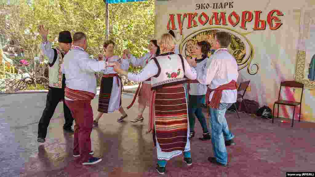 Члены Молдавского общества танцуют народный танец на эстрадной площадке парка «Лукоморье»