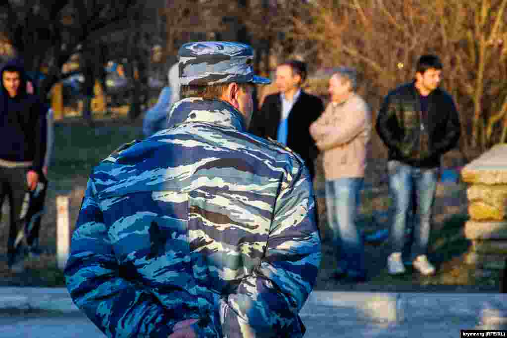 В общей сложности на акцию в поддержку телеканала собрались около 150 человек.