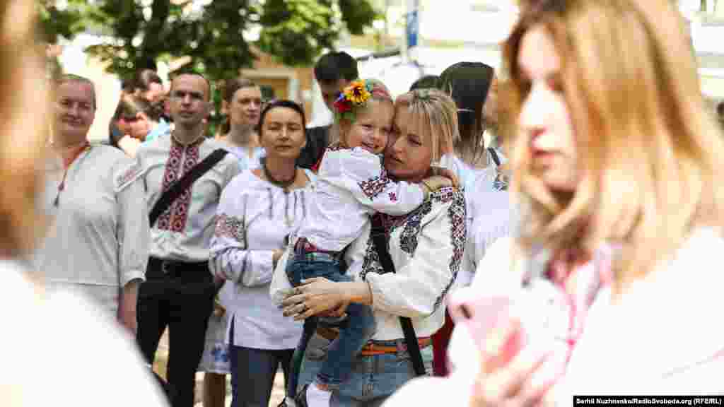 Во время марша участники пели народные украинские песни и танцевали