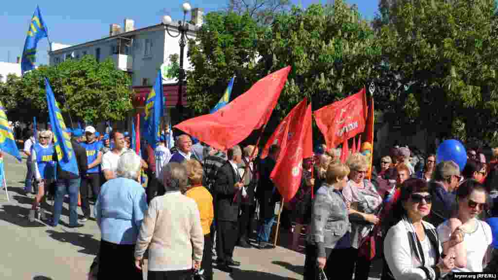 Перед началом шествия участники выстроились в колонну на улице Карла Маркса. Людей группировали по партийному признаку, были также трудовые коллективы и учебные заведения.