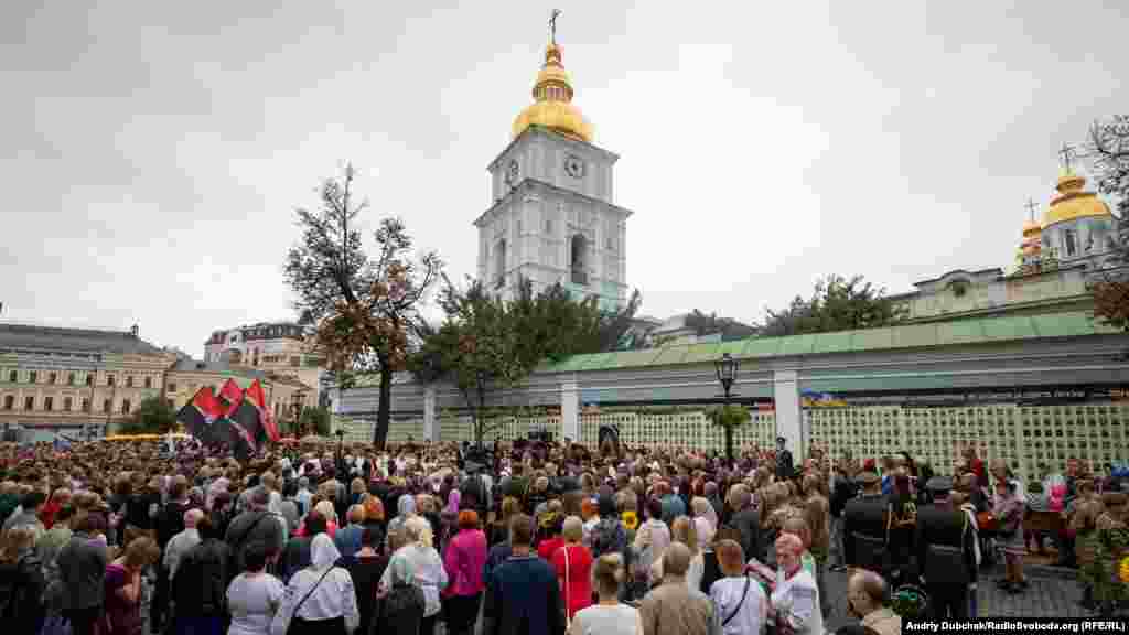 Почтить память погибших к стенам Михайловского собора пришло несколько сотен людей: семьи погибших героев, их собратья, друзья, представители общественных организаций