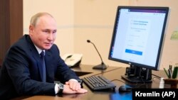 Владимир Путин «голосует удаленно» из резиденции в Ново-Огареве, 17 сентября 2021 года