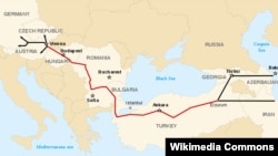 Европа Иттифоқини улкан газ ва нефт заҳираларига эга жануб давлатлари билан боғловчи "Жанубий коридор" лойиҳаси юрагида Набукко қувурлар йўналишини барпо этиш режаси ëтибди. 