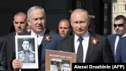 Владимир Путин и Биньямин Нетаньяху на акции "Бессмертный полк" на Красной площади в Москве. 9 мая 2018 года