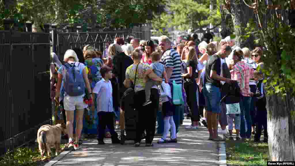 В Севастополе указом российского губернатора города Михаила Развожаева в середине сентября возобновили обязательный масочный режим. Из-за роста заболеваемости коронавирусной инфекцией севастопольцы должны носить маски в общественных местах, закрытых помещениях, общественном транспорте и в такси. Корреспондент Крым.Реалии прогулялся по Севастополю, чтобы посмотреть, придерживаются ли горожане масочного режима