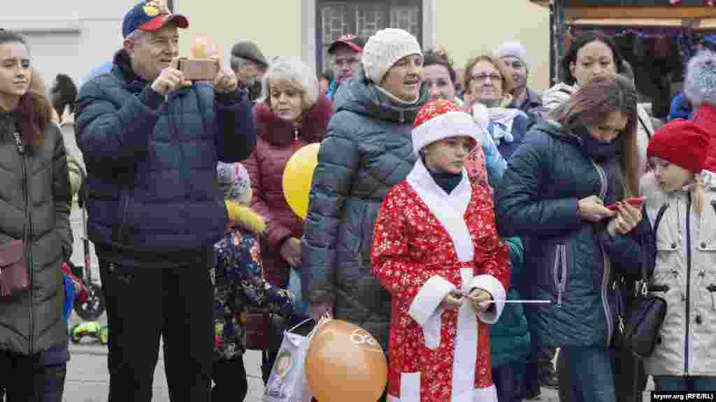 Подарки присуждали и тем, кто пришел в интересных костюмах.