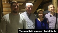 В центре внук белого генерала Анатолия Пепеляева, Виктор Пепеляев, обнял за плечо внучку красного командира Ивана Строда, Ольгу Русину-Строд. По краям – правнуки