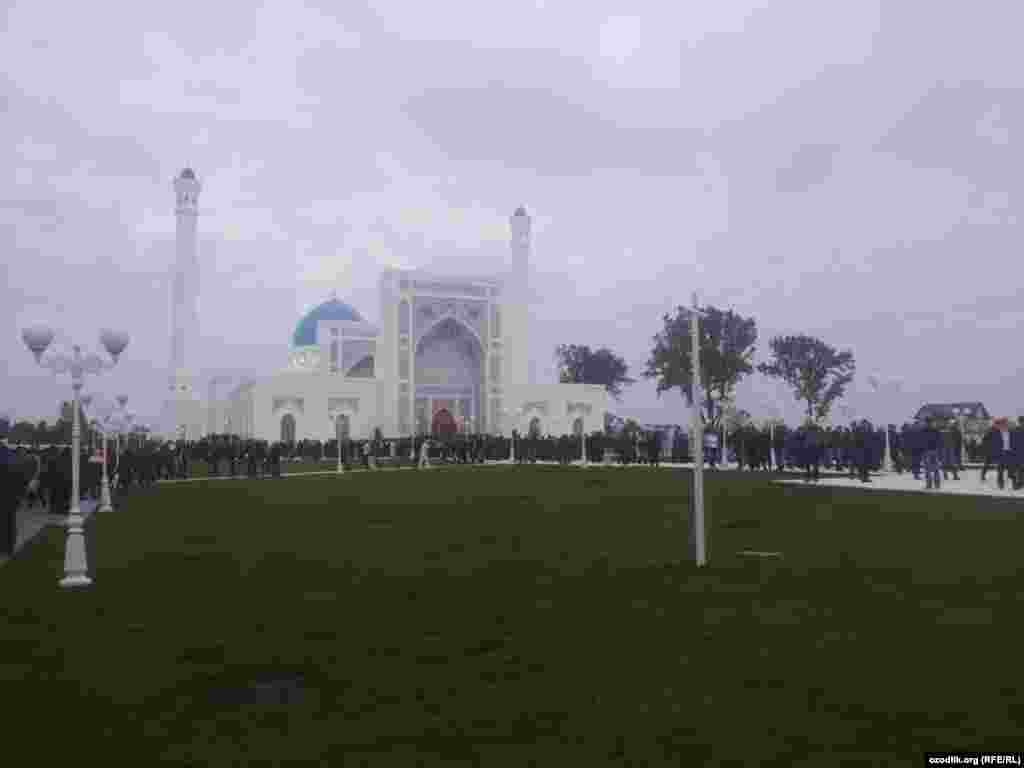 Uzbekistan -festive prayer in the new mosque in Tashkent, 4.10. 2014