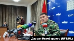 Qirg‘iz Respublikasi MXDQ raisi Qamchibek Tashiyev jurnalistlar savollariga javob beryapti. Bishkek, 2021, 26 -mart.