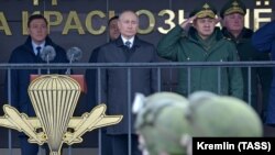 Владимир Путин, Сергей Шойгу и Андрей Картаполов (крайний справа)