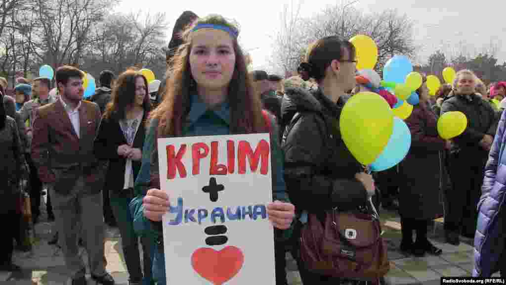 Митинг против российской оккупации у памятника Тараса Шевченко, Симферополь, 9 марта 2014 года