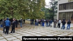 Крымчане ждут решения суда в Симферополе, 9 октября 2017 года