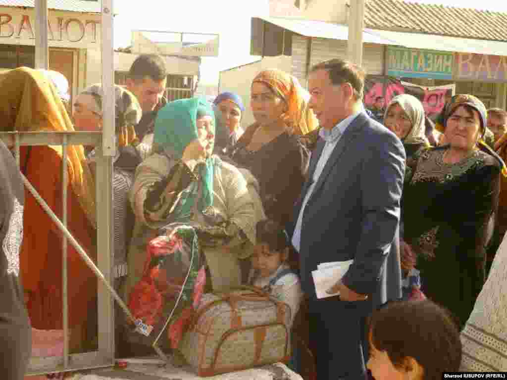 Uzbekistan / Kyrgyzstan - Dostuk border checkpoint