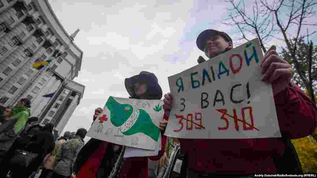 Сергей (справа). По специальности биолог. Пришел поддержать легализацию медицинского каннабиса, так как считает, что статьи Уголовного кодекса 309 и 310 должны быть &laquo;облегченные&raquo;