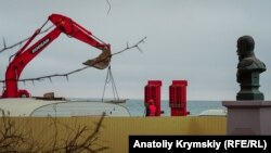 Море за забором: реконструкция набережной в Евпатории (фоторепортаж)