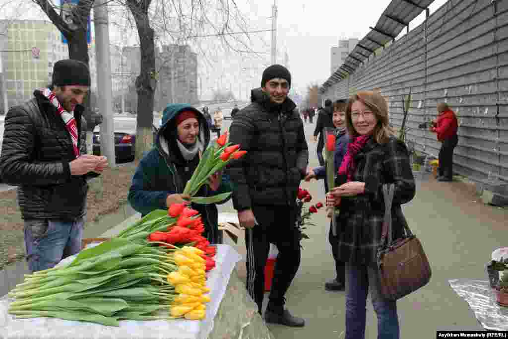 Төле би көшесіндегі гүл сатушылар мен алушылар.