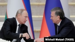  Vladimir Putin va Shavkat Mirziyoyev Rossiya prezidentining Toshkentga tashrifi chog‘ida. 2018 - yil.