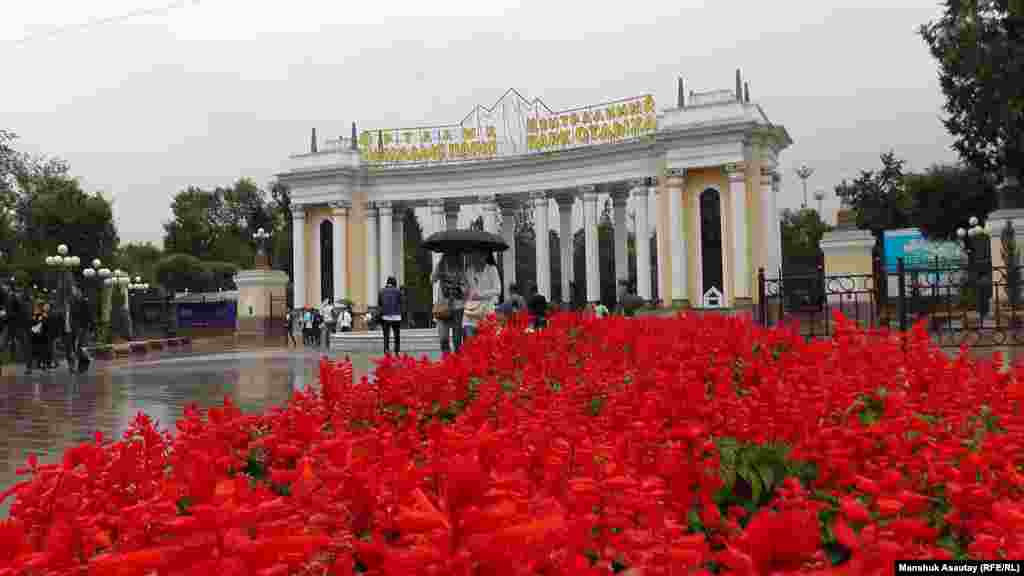 Алматыда осымен екінші рет ұйымдастырылған &laquo;KitapFest&raquo; кітап жәрмеңкесі қаладағы орталық мәдениет және демалыс саябағында өтті. 5 қыркүйек 2015 жыл.